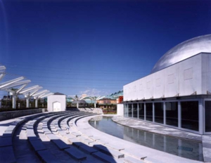 えずこホール中庭